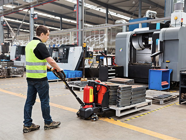 Elektrische pompwagen of palletwagen in logistieke sector veilig opladen.
